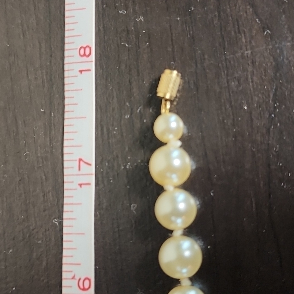 Vintage Faux Pearl Necklace - Picture 4 of 4